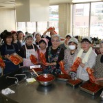 市民がキムチを漬ける